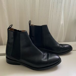 Everlane black Chelsea boots